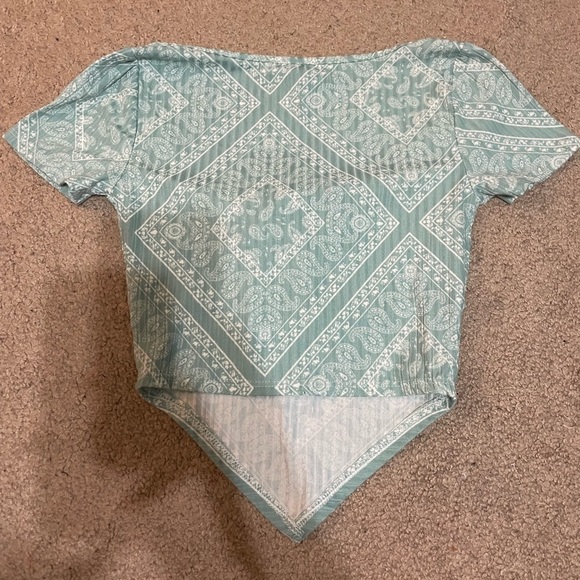 Forever 21 Green bandana style short sleeve crop top size small - Picture 8 of 8